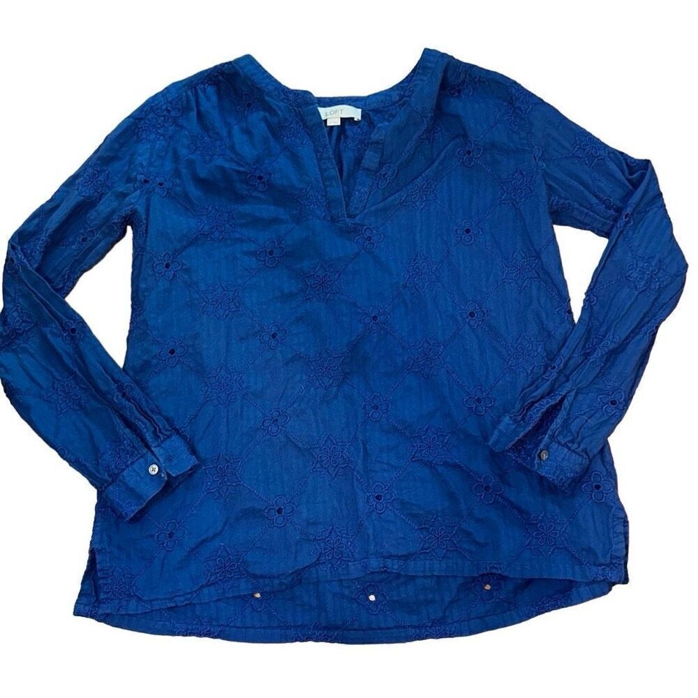 Ann Taylor sz S top eyelet floral long sleeve v neck in blue w floral accent